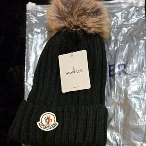 NWT Winter Unisex Pom-Pom Beanie